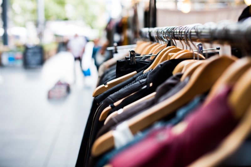 ecommerce-ASPREMONT-min_blur_close_up_focus_hanger_jacket_market_people_rack-1176303